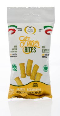 Winneconne, Wi - 21 Aralık 2018: Terre di puglia parmak ısırıkları İtalya'dan izole bir arka plan üzerinde bir paket.