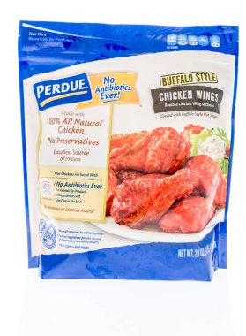 Winneconne, Wi - 30 Aralık 2018: Perdue buffalo stili tavuk kanadı izole bir arka plan üzerine bir torba.