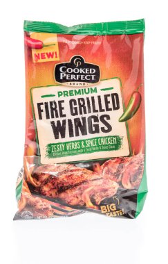 Winneconne, Wi - 30 Aralık 2018: pişmiş mükemmel ateş bir torba ızgara tavuk kanadı izole bir arka plan üzerinde.