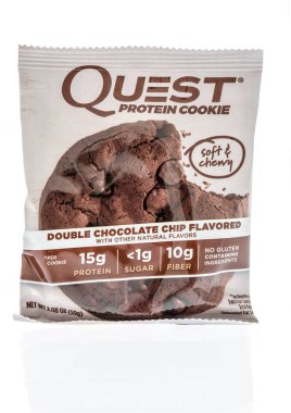 Winneconne, Wi - 30 Aralık 2018: Quest protein çerez çift çikolatalı lezzet izole bir arka plan üzerinde bir paket.