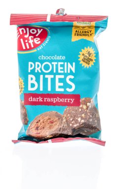 Winneconne, Wi - 30 Aralık 2018: bir paket çikolata protein ısırıkları izole bir arka plan üzerinde Enjoy yaşamın.