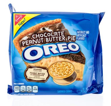 Winneconne, Wi - 30 Aralık 2018: Nabisco Oreo bir paket çikolata fıstık ezmeli pasta lezzet izole bir arka plan üzerinde.