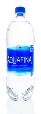 Winneconne, Wi - 30 Aralık 2018: A Aquafina su şişesi izole bir arka plan üzerinde.