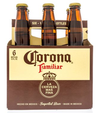 Winneconne, Wi - 10 Ocak 2019: Corona etrafı bira Meksika'dan izole bir arka plan üzerinde altı paketi.