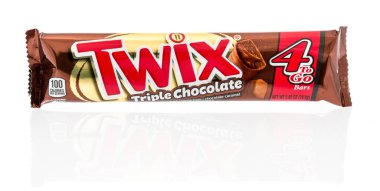 Winneconne, Wi - 5 Ocak 2019: Twix üçlü çikolata çikolata izole bir arka plan üzerinde bir paket.