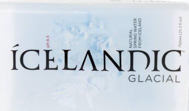 Winneconne, Wi - 10 Ocak 2019: görüntü izole bir arka plan üzerinde İzlanda su şişe yakından.