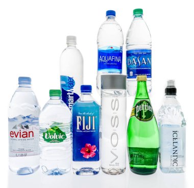 Winneconne, Wi - 10 Ocak 2019: evian, volvic, fuji, voss, perrier, İzlandaca, dasani, aquafina ve akıllı izole bir arka plan üzerinde su da dahil olmak üzere dünyanın en popüler su topluluğu.