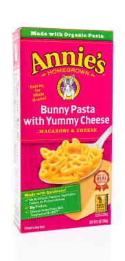 Winneconne, Wi - 11 Ocak 2019: bir kutu Annies homegrown bunny Makarna Makarna ve peynir izole bir arka plan üzerinde.