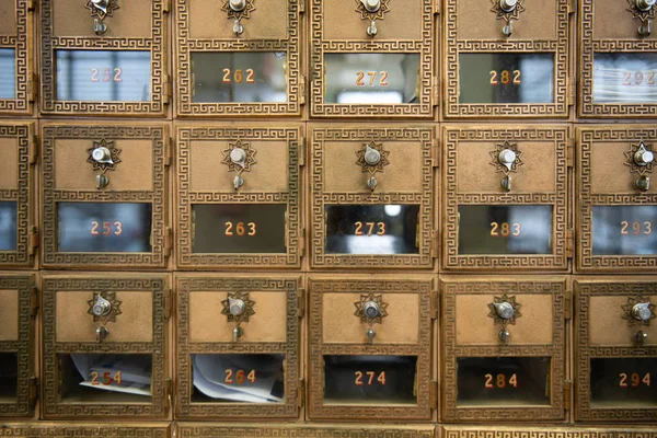 Ταχυδρομικές Θυρίδες Ένα Ταχυδρομείο Που Χρησιμοποιεί Ένα Συνδυασμό Για Ξεκλειδώσετε — Φωτογραφία Αρχείου