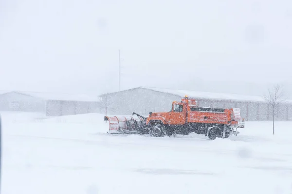 Aratro Neve Che Toglie Neve Una Strada Durante Una Bufera — Foto Stock