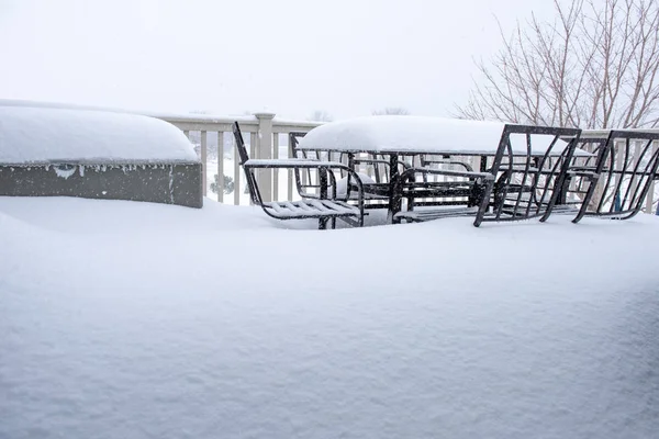 Ett Däck Som Full Snö Från Snöstorm — Stockfoto