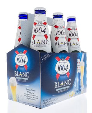 Winneconne, Wi - 27 Ocak 2019: Kronenbourg 1664 Blanc bira izole bir arka plan üzerinde altı paketi
