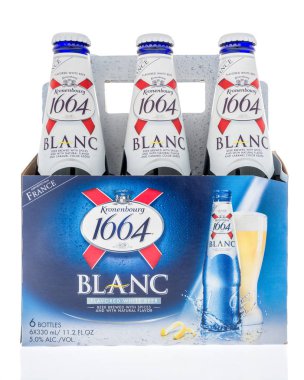 Winneconne, Wi - 27 Ocak 2019: Kronenbourg 1664 Blanc bira izole bir arka plan üzerinde altı paketi