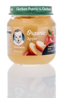 Winneconne, Wi - 23 Ocak 2019: Gerber organik elma bebek maması izole bir arka plan üzerinde bir paket