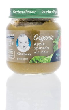 Winneconne, Wi - 23 Ocak 2019: Gerber organik elma ıspanak ile lahana bebek maması izole bir arka plan üzerinde bir paket