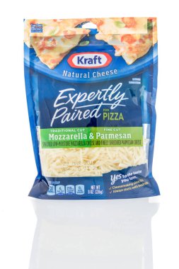Winneconne, Wi - 27 Ocak 2019: ustalıkla bir paket Kraft doğal peynir eşleştirilmiş izole bir arka plan üzerinde mozzarella ve parmesan pizza için