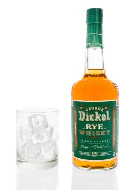 Winneconne, Wi - 29 Ocak 2019: George Dickel çavdar viski bir bardak buz izole bir arka plan üzerine bir şişe