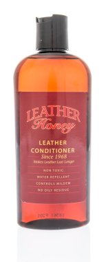 Winneconne, Wi - 28 Ocak 2019: deri bal kremi izole bir arka plan üzerine bir şişe