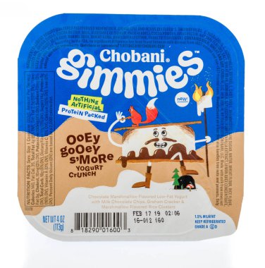 Winneconne, Wi - 2 Şubat 2019: bir paketi izin verirseniz Chobani paralar yoğurt izole bir arka plan üzerinde