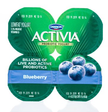 Winneconne, Wi - 2 Şubat 2019: bir paketi izin verirseniz Dannon Acitiva probiyotik yoğurt izole bir arka plan üzerinde