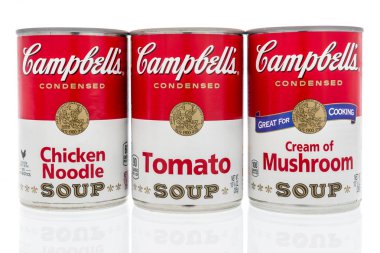 Winneconne, Wi - 2 Şubat 2019: Campbells çorbası krem mantar, tavuk makarna ve domates izole bir arka plan üzerinde topluluğu