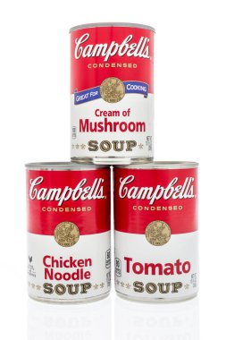 Winneconne, Wi - 2 Şubat 2019: Campbells çorbası krem mantar, tavuk makarna ve domates izole bir arka plan üzerinde topluluğu