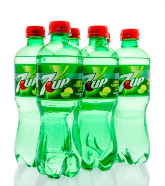 Winneconne, Wi - 3 Şubat 2019: 7-up gazoz izole bir arka plan üzerinde altı paketi