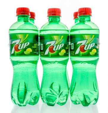 Winneconne, Wi - 3 Şubat 2019: 7-up gazoz izole bir arka plan üzerinde altı paketi