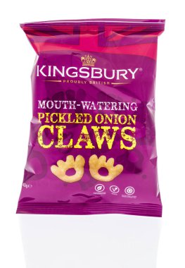 Winneconne, Wi - 5 Şubat 2019: bir paket Kingsbury salamura soğan pençeleri cips izole bir arka plan üzerinde