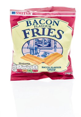 Winneconne, Wi - 5 Şubat 2019: bir paket Smiths pastırma lezzet cips izole bir arka plan üzerinde patates kızartması