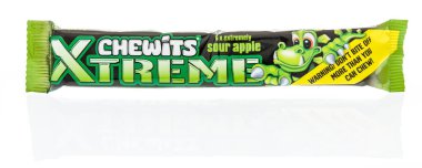 Winneconne, Wi - 5 Şubat 2019: bir paket Chewits Xtreme ekşi yeşil elma izole bir arka plan üzerinde kafa yormak