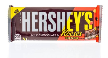 Winneconne, Wi - 8 Şubat 2019: reeses parçaları izole bir arka plan üzerinde bir Vintage Hersheys sütlü çikolata çikolata paketi