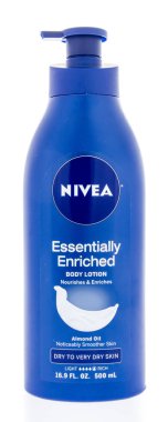 Winneconne, Wi - 10 Şubat 2019: NIVEA bir şişe aslında vücut losyonu izole bir arka plan üzerinde çok Kuru ciltler için zenginleştirilmiş