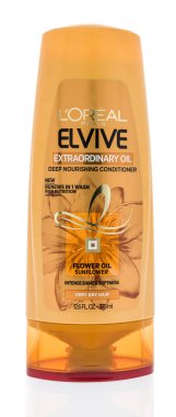 Winneconne, Wi - 10 Şubat 2019: Loreal Paris Elvive extraodinary bir şişe yağ izole bir arka plan üzerinde derin besleyici kremi