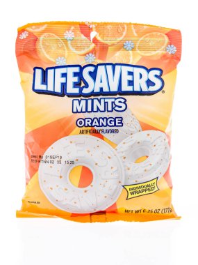 Winneconne, Wi - 14 Şubat 2019: bir paket Lifesavers nane portakal lezzet izole bir arka plan üzerinde