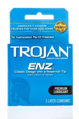 Winneconne, Wi - 14 Şubat 2019: bir paket Trojan prezervatif Amerika olan izole bir arka plan üzerinde bir satıcı numarası