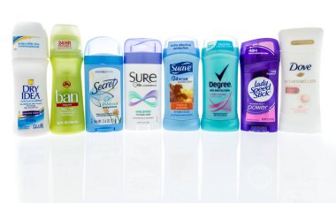 Winneconne, Wi - 14 Şubat 2019: bir toplama womans deodorant dahil olmak üzere, Kuru fikir, yasak, secret, tabii, nazik, derecesi, lady speed stick ve izole bir arka plan üzerinde güvercin