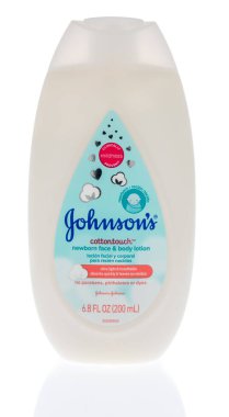 Winneconne, Wi - 14 Şubat 2019: Johnsons cottontouch yenidoğan yüz ve vücut loation izole bir arka plan üzerine bir şişe