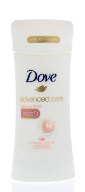 Winneconne, Wi - 14 Şubat 2019: güvercin bir parça gelişmiş bakım womans deodorant izole bir arka plan üzerinde