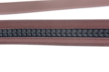 Bir kemer witout kemer delikleri ve yerinde toka tutmak için mico ayarlanabilir ratchet sistemi kullanır.