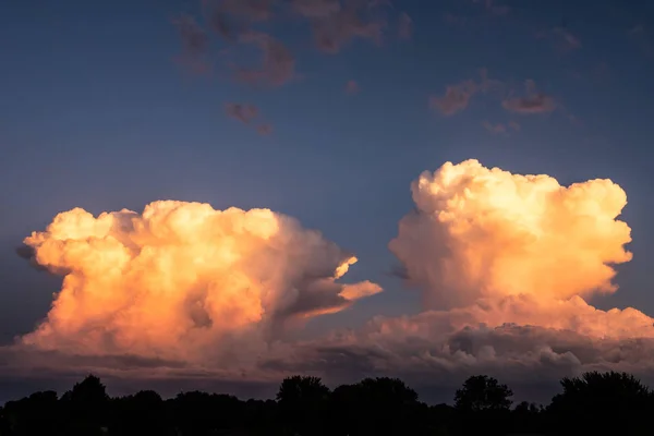 Zwei Gewitterwolken — Stockfoto