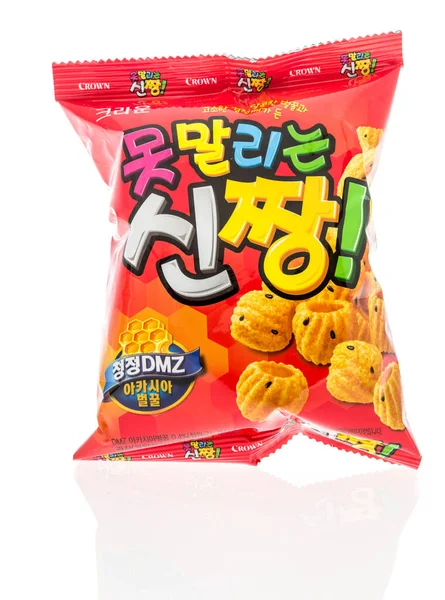 Winneconne Junio 2020 Paquete Crown Shin Zzang Chips Fondo Aislado — Foto de Stock