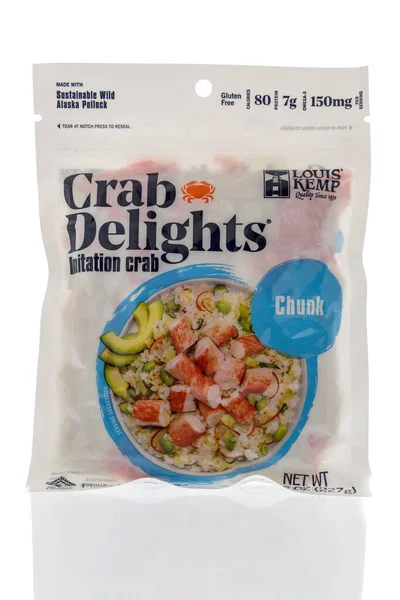 Winneconne, WI - 2 Haziran 2020: Bir paket Louis Kemp yengeci izole bir arka planda etten zevk alıyor