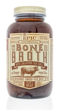 Winneconne, WI - 2 Haziran 2020: İzole edilmiş arka planda bir şişe Epic Artistik Et Kemiği Suyu