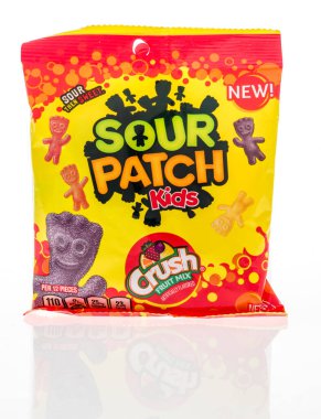 Winneconne, WI - 2 Haziran 2020: Bir paket Sour Patch çocuğu izole bir arka planda meyveli şekeri eziyor