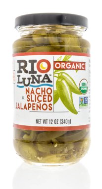 Winneconne, WI - 2 Haziran 2020: Bir şişe Rio Luna nacho soyutlanmış arka planda organik japaenoları dilimledi