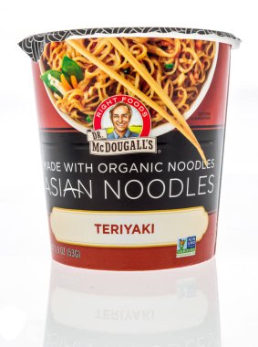 Winneconne, WI - 2 Haziran 2020: Dr. McDougalls 'un teriyaki aromalı Asya eriştesi paketi