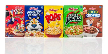 Winneconne, WI - 12 Haziran 2020: Kelloggs mısır gevreği gevreği gevreği döngüsü, Frosted Flakes, Pops, Apple Jacks ve Cocoa Krispies paketleri