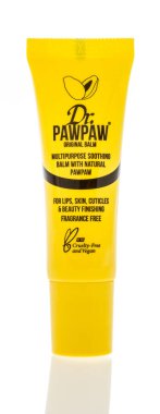 Winneconne, WI - 12 Haziran 2020: Dr. Pawpaw 'ın izole edilmiş arkaplandaki orijinal dudak kremi paketi