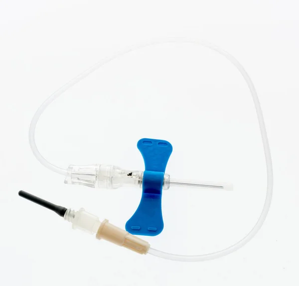 针头在孤立的背景上用于静脉注射的一袋毛绒绒导管针 — 图库照片